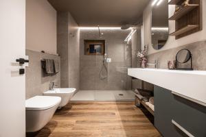 a bathroom with a tub and a sink and a toilet at Chalet Strui in Danta +49 photos