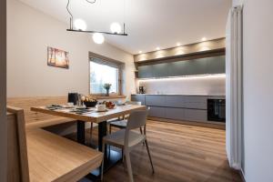 a kitchen and dining room with a table and chairs at Chalet Strui in Danta