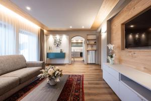 a living room with a couch and a tv at Chalet Strui in Danta
