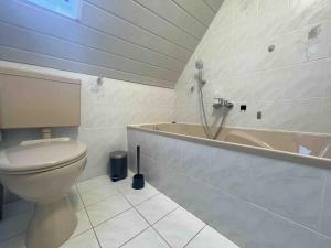 a bathroom with a toilet and a bath tub at WEN112 gut geschnittene Monteurwohnung in Niederdorla