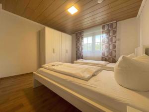 a bedroom with two beds and a window at WEN112 gut geschnittene Monteurwohnung in Niederdorla