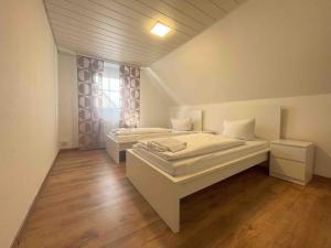 a bedroom with two beds and a window at WEN112 gut geschnittene Monteurwohnung in Niederdorla