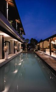 a swimming pool in the middle of a building at Luna Ola Villa Berawa in Canggu