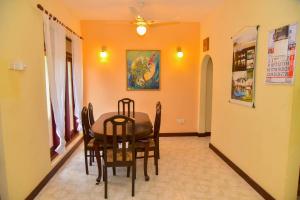 a dining room with a table and chairs at Niko Villa in Kosgoda