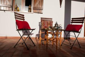 a dining room with two chairs and a table at Ecoland Casa de Campo in Mértola