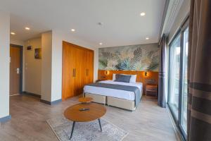 a bedroom with a bed and a table at Best Western Plus Sapanca in Sapanca