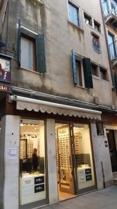 una tienda frente a un edificio con ventanas en Attico San Marco, en Venecia