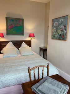 a bedroom with a bed and two lamps and a table at Villa Theodora in Blois