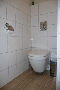 SatkaにあるApartment on 1 May 2の白いタイル張りの壁のバスルーム(トイレ付)