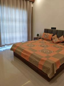 a large bed in a room with a window at Giri Ashraya in Govardhan