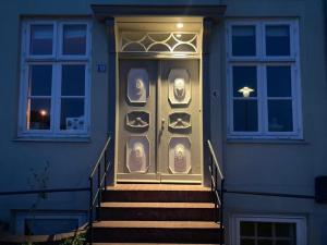 a blue house with a door with masks on it at Am Hafen 13 in Glückstadt