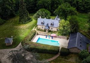 an aerial view of a house with a swimming pool at Chateau Eyparsac in Beyssac