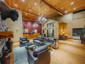 a living room with leather furniture and a fireplace at Comfort Inn Owatonna near Medical Center in Owatonna