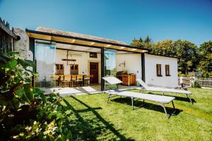 a house with a garden with a bench in the yard at Jura-Chalet in Riedenburg