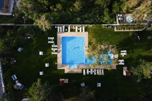 an overhead view of a swimming pool in a yard at Zamek Łeba Resort & Spa in Łeba