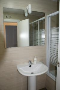 Ένα μπάνιο στο Apartamento espacioso frente al Palacio de Congresos - AA