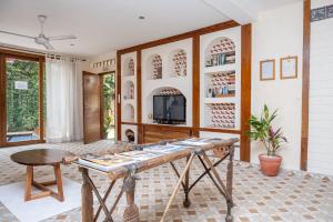 a living room with a table with books on it at Casa Mara Dakar in Dakar
