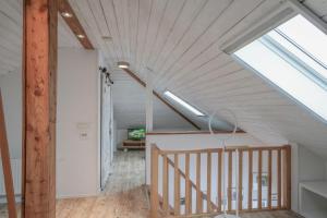 an attic room with a staircase and a skylight at Mor Mor Hus in Böhl