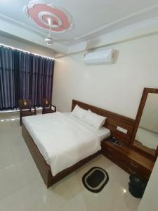 ein Schlafzimmer mit einem großen Bett und einem Fenster in der Unterkunft Hotel GR Palace in Sheodāspura