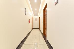 ein Flur mit weißen Wänden und einer weißen Tür in der Unterkunft FabHotel D3 - Vaishali Nagar in Jaipur