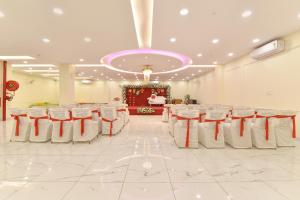 ein Festsaal mit weißen Stühlen und einer Bühne in der Unterkunft FabHotel D3 - Vaishali Nagar in Jaipur