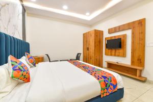 ein Schlafzimmer mit einem Bett und einem Fernseher an der Wand in der Unterkunft FabHotel D3 - Vaishali Nagar in Jaipur