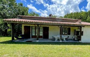 a house with a patio with a table and chairs at L'Oasis de SaBen - Piscine Privée in Belfort-du-Quercy