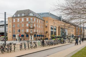 a group of bikes parked in front of a building at Nomad City Hotel - Odense in Odense