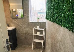 a bathroom with a green plant on the wall at Williamson Suites - Apartment 2 in Liverpool +41 photos