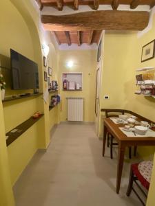 a dining room with a table and a tv at Gaia's Apartment in Pistoia