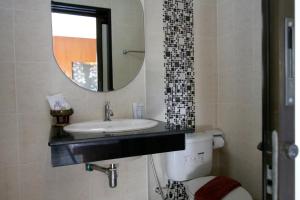 Baðherbergi á Calypso Patong Hotel