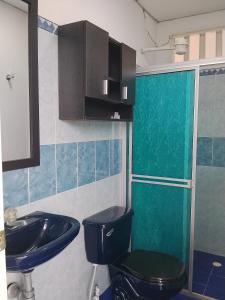 a bathroom with a black toilet and a sink at Apartamento Rústico Moderno in Ruiosucio
