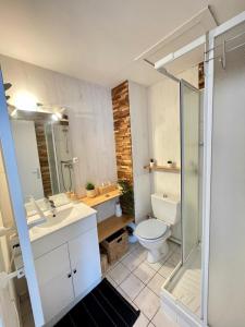 a bathroom with a toilet and a sink and a shower at Le Studio du centre - 2-4p - 80 m de la plage in Les Sables-d'Olonne +15 photos