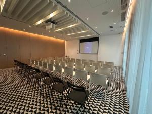 a conference room with chairs and a projection screen at Hotel Gat Rossio in Lisbon