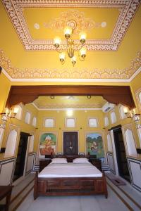 a bedroom with a bed in a room with a ceiling at Haveli Kesar Vilas in Chāran ki Dhāni