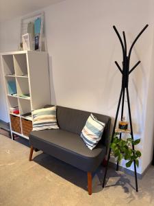 eine Couch im Wohnzimmer mit einer Pflanze in der Unterkunft Civico25 in Levanto