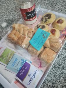 ein Tablett mit Gebäck und Brot auf einem Tisch in der Unterkunft Dálet in Villa Parque Siquiman