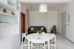 a living room with a white table and a couch at San Menaio Apartment by Rentbeat in San Menaio