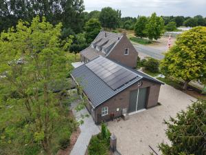an overhead view of a house with solar panels on it at Gastenverblijf De Lopende Eend in Boxtel