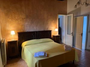 a bedroom with a bed with two lamps and two tables at LA GRANCIA DEL SANTO in Monticiano