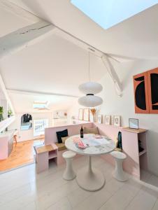 a living room with a table and chairs at Charmant cocon sous les toits de Bordeaux in Bordeaux