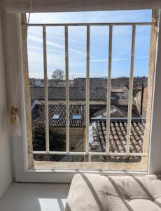 a window with a view of a roof at Charmant cocon sous les toits de Bordeaux in Bordeaux