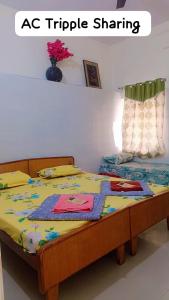 a bedroom with a bed with a as impulse sharing at Homestay Urmil Basant in Jaipur