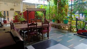 a patio with a table and chairs and plants at Homestay Urmil Basant in Jaipur