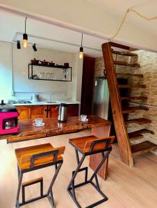 a kitchen with a table and two chairs and a stove at Chalé Mi casa Su casa in Itamonte