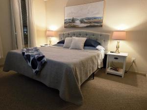 a bedroom with a large bed with two lamps and a bed sidx sidx sidx sidx at Old Fort Loft King & Queen suites nearest accomodation to Marshals Museum power your EV for free! in Fort Smith