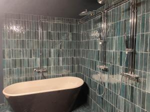 een badkamer met een badkuip en een toilet bij Muntergården i Nusnäs in Nusnäs +33 foto's