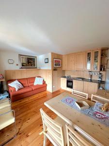 a living room with a couch and a table at Chalet del Borgo in Le Bratte