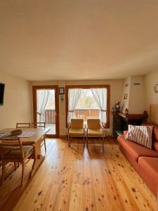a living room with a couch and a table at Chalet del Borgo in Le Bratte