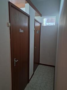 a hallway with two doors with the word pain written on them at Belle maison in Goodlands